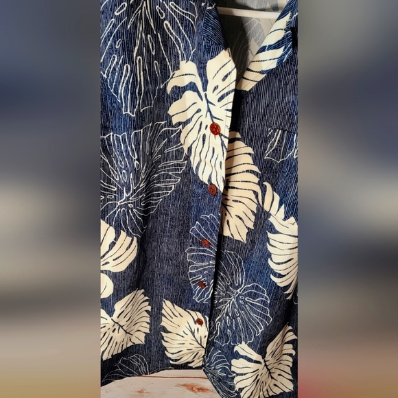Hawaiian button shirt for men size Medium Tropical Storm Navy and white - Picture 6 of 9